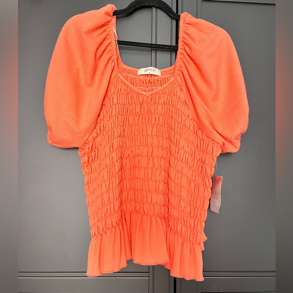 Arula Scrunch Top. Size B. NWT.